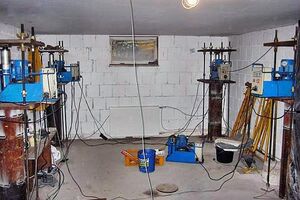 Eingebaute Hubanlage vor Beginn der Hebung.