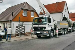 Einsatz einer Betonpumpe zum Verfüllen des Hebungshohlraumes.