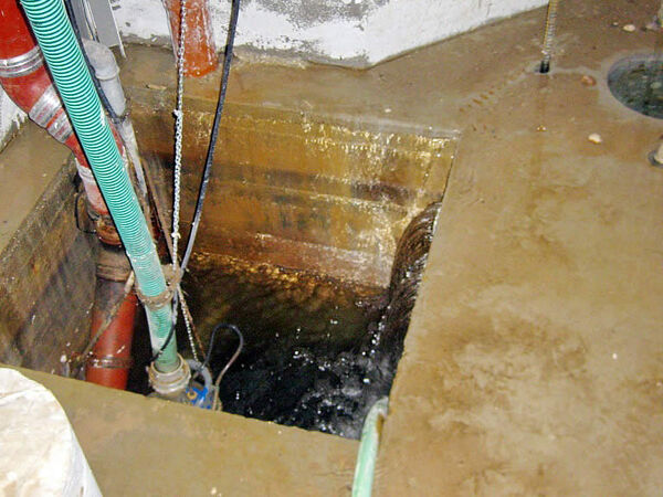 Hausanhebung aus dem Grundwasser mit der Hubtechnik
