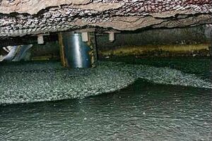 Der Hebungshohlraum wird mit besonders fließfähigem Beton unterspült.